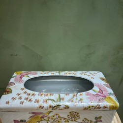 Tissue Box w/ Lid    Spring